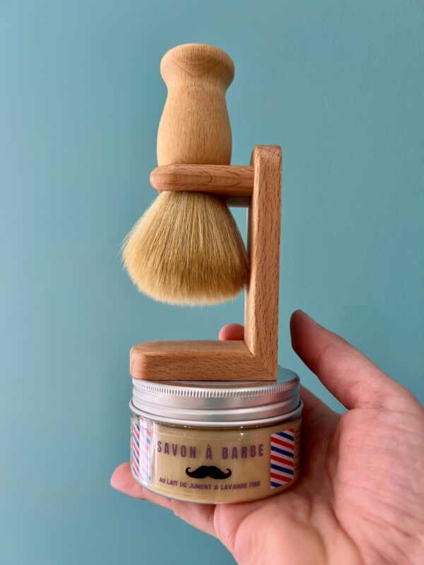Savon de rasage avec blaireau en bois et porte-blaireau en hêtre, ensemble artisanal pour homme, idéal pour les peaux sensibles.