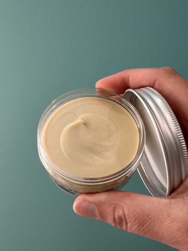 Savon de rasage barbe en pot, mousse généreuse, fabriqué à la main avec du lait de jument et des ingrédients bio.