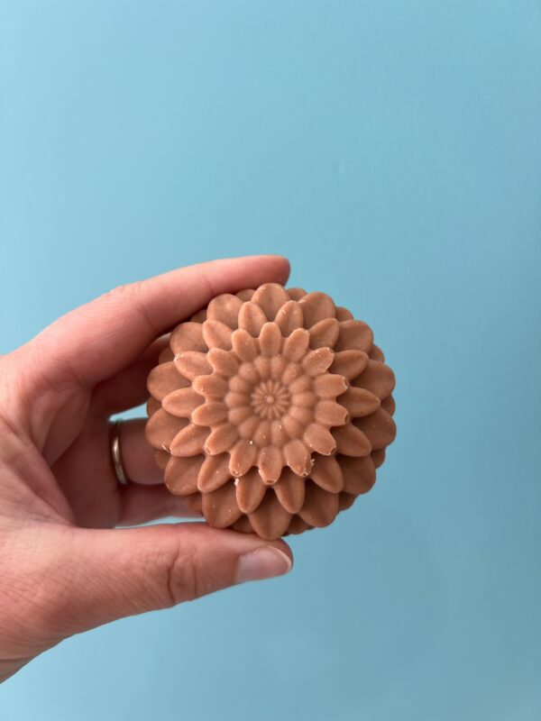 Savon artisanal au lait de brebis avec argile rouge, parfum naturel patchouli et bergamote, pour peau sèche et sensible